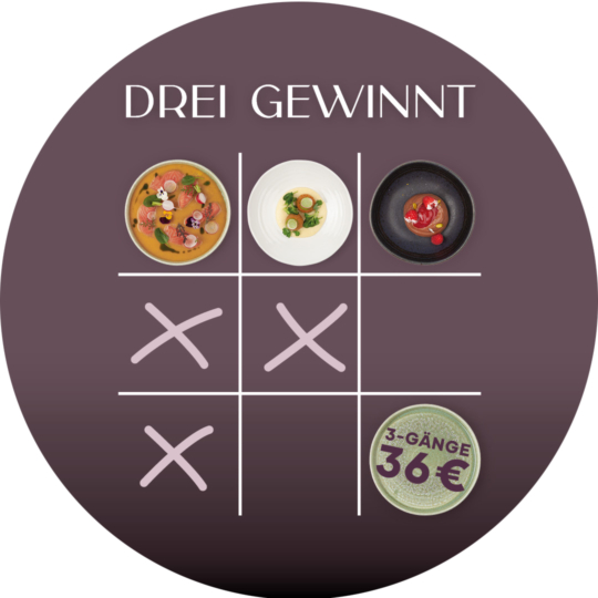 Ein Tic-Tac-Toe-Brett mit drei Gourmet-Gerichten in der oberen Reihe und X's in den mittleren und unteren linken Quadraten; ein Teller mit der Aufschrift "3-Gänge 36€" unten rechts. Der Text darüber lautet DREI GEWINNT.