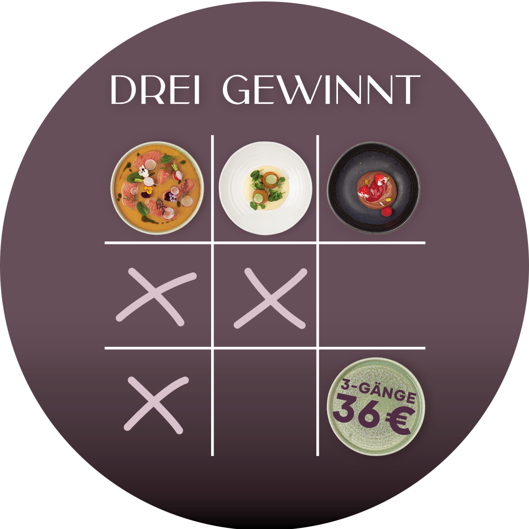 Ein Tic-Tac-Toe-Brett mit drei Gourmet-Gerichten in der oberen Reihe und X's in den mittleren und unteren linken Quadraten; ein Teller mit der Aufschrift "3-Gänge 36€" unten rechts. Der Text darüber lautet DREI GEWINNT.