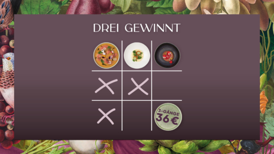Tic-Tac-Toe-Brett mit Speisen als "O "s und rosa "X "s. In der oberen Reihe stehen zwei Gerichte und ein Dessert, unten rechts steht ein Teller mit der Aufschrift "3-Gänge 36€". Im Hintergrund sind bunte Gemüse und Pflanzen zu sehen.