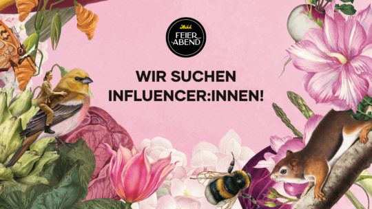 Ein rosafarbener floraler Hintergrund mit illustrierten Blumen, einem Vogel, einer Biene, einem Eichhörnchen und einem Mann. In der Mitte steht in fetter schwarzer Schrift "Wir suchen Influencer:innen!" Darunter ein schwarzes Kreislogo "Feierabend.".