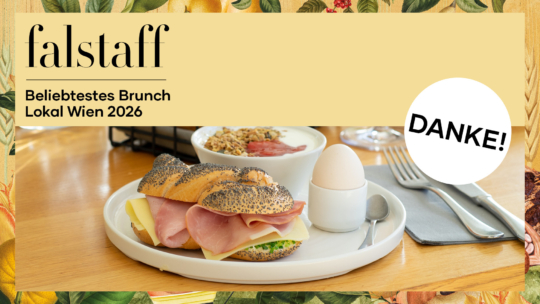 Ein Teller mit einem Mohnbrötchen-Sandwich, einem weichgekochten Ei und einer Schüssel Joghurt, darauf der Falstaff-Schriftzug Beliebtestes Brunch-Lokal Wien 2026 und ein DANKE!-Aufkleber.