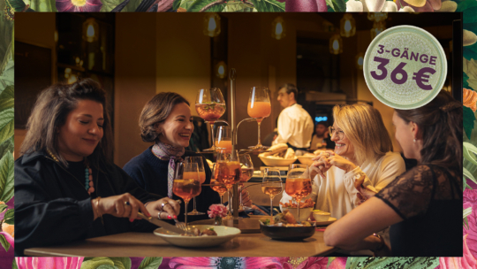 Vier Frauen, die an einem Restauranttisch lachen und essen, dazu mehrere Getränke; in der Ecke ist eine runde Grafik mit der Aufschrift 3-GÄNGE 36 € zu sehen.
