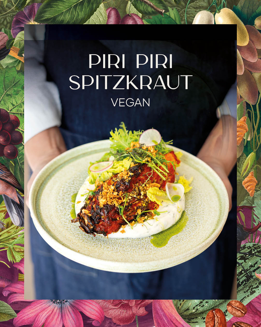 Eine Person, die einen Teller mit einem Gericht aus geröstetem Gemüse hält, das mit Blattgemüse und Kräutern garniert ist, darüber der Text PIRI PIRI SPITZKRAUT VEGAN.