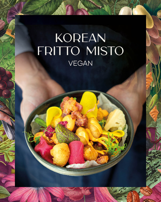 Hände, die eine Schüssel mit koreanischem veganem Fritto Misto mit buntem, frittiertem Gemüse und Dip halten, umrahmt von einer botanischen Bordüre.